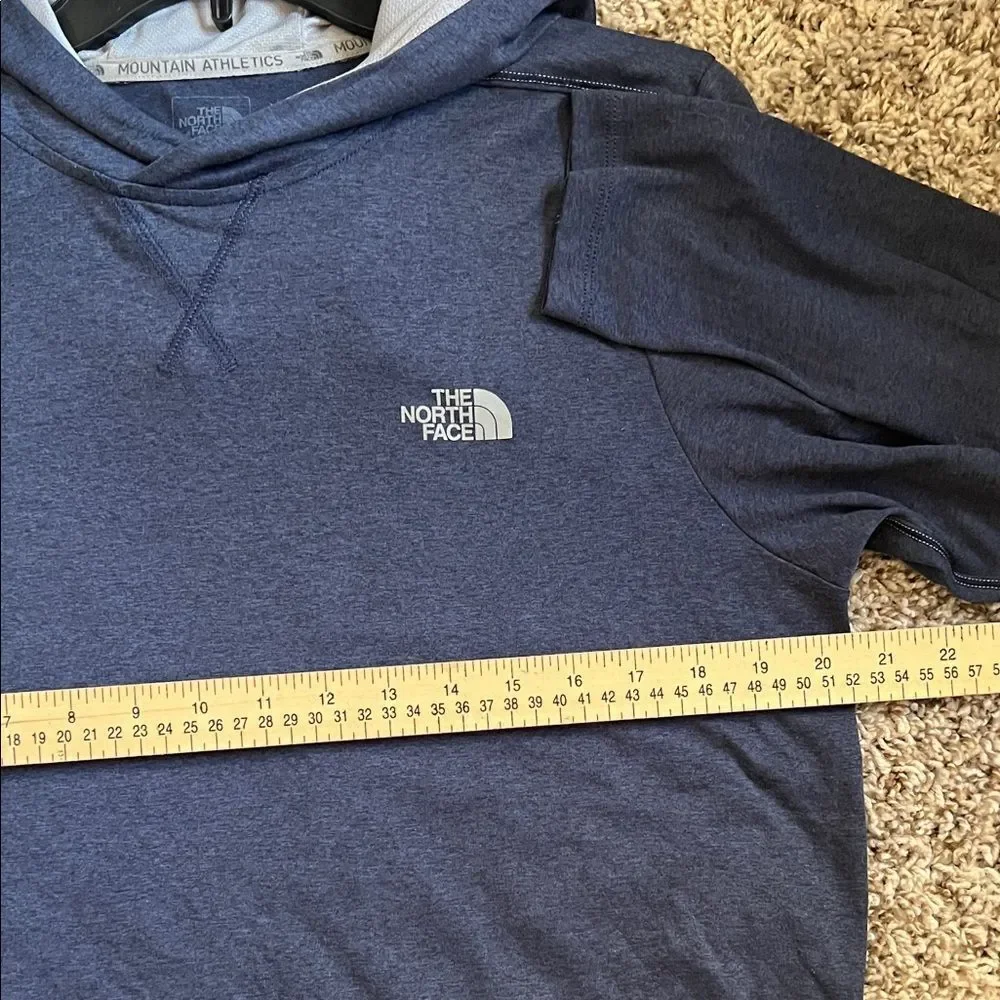 Like New! The North Face Flashdry Hooded Long Sleeve Pullover in M
